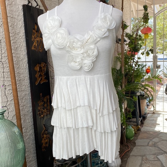 ▪️▪️WHITE SLEEVELESS ACCORDION TIERED W/ROSE APPLIQUÉS DESIGN▪️▪️ - Picture 1 of 2